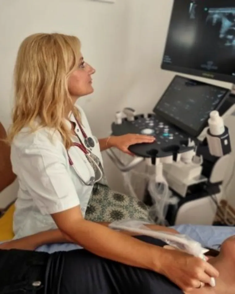 Prof. dr Milena Brkić obavlja ultrazvučni pregled u ZU Talmma Medic u Banjoj Luci
